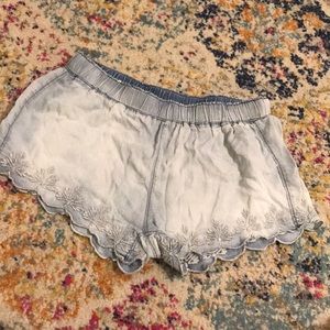 Embroidered scallop shorts